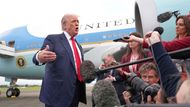 Letadlo přistálo, bodyguardi jsou v pohotovosti. Donald Trump dorazil na skotské letiště a začal nejspíš nejstřeženější golfový výlet planety.