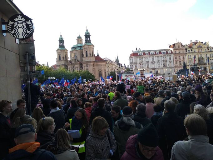 Lidé zaplnili většinu Staroměstského náměstí.