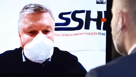 Švagr: Měli jsme pořídit 200 tisíc respirátorů, ale kvůli vládě jsme nákup zastavili