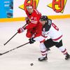 Anton Burdasov a Liam Foudy ve čtvrtfinále Rusko - Kanada na MS 2021