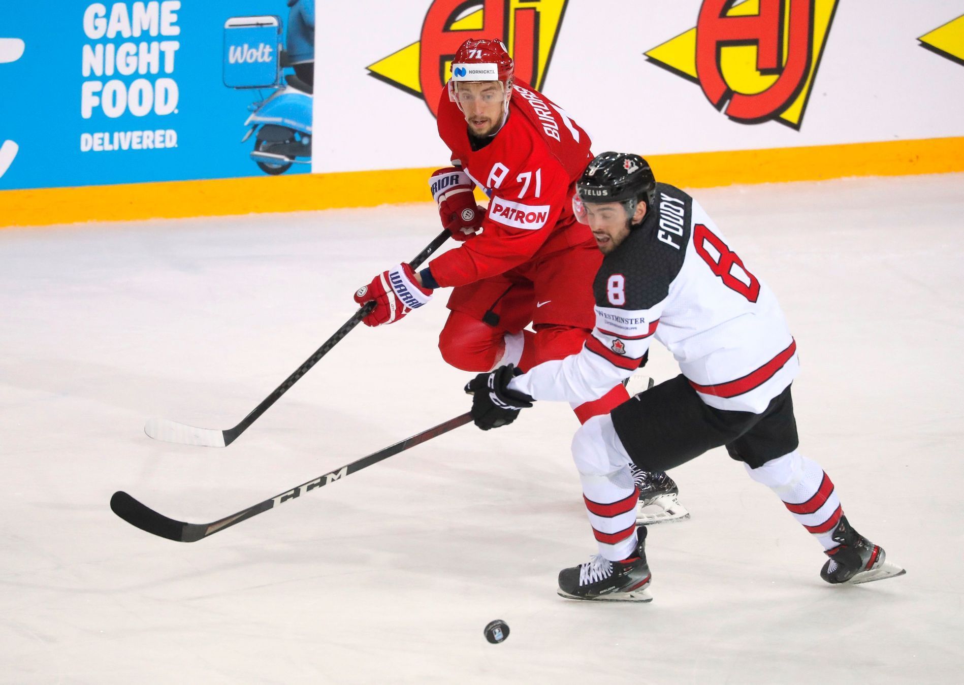 Anton Burdasov a Liam Foudy ve čtvrtfinále Rusko - Kanada na MS 2021