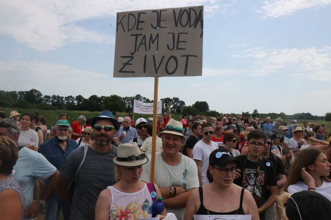 Protestní pochod lidí proti těžbě štěrkopísku a na ochranu pitné vody na Hodonínsku.