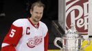 Švédský obránce Nicklas Lidström z klubu NHL Detroit Red Wings pózuje s Clarence S. Campbell Bowl pro vítěze západní konference během play-off 2008.