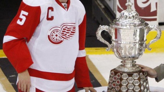 Kapitán Detroitu Red Wings Nicklas Lidström pózuje u Clarence S. Campbell trophy pro vítěze Západní konference.