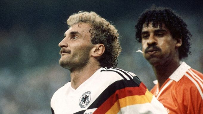 Frank Rijkaard plive na Rudi Völlera při zápase MS 1990