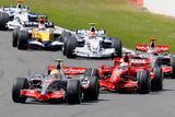 Do Velké ceny Británie odstartovla nejlépe Lewis Hamilton s McLarenem před Kimi Räikkönenem.