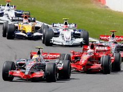 Do Velké ceny Británie odstartovla nejlépe Lewis Hamilton s McLarenem před Kimi Räikkönenem.