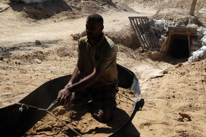 26 Titulek: Gaza's tunnel mugglers on Egypt border mostly idle Popis: A Palestinian man works inside a smuggling tunnel beneath the Egyptian-Gaza border in Rafah, in the southern Gaza, October 8, 2013. Gaza's tunnel smugglers along the border with Egypt are mostly idle these days. Since the summer, Egypt's military has tried to destroy or seal off most of the smuggling tunnels under the Gaza-Egypt border, a consequence of the heightened tensions between Cairo and the Hamas government in Gaza which is suffering a bad economic recession.