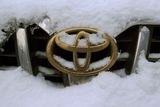 Sníh zachumlal i logo Toyoty na ulici města Chuaj-pej v čínské provincii An-chuej.