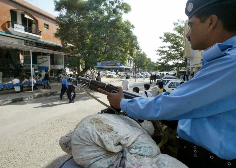 Pákistánští policisté střeží okolí okresního soudu v Islámábádu