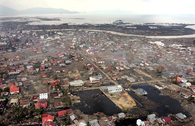 Zdevastované město Banda Aceh na konci roku 2004.