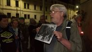 Historik Jaroslav Čvančara, který se heydrichiádou a osudem parašutistů zabývá už třicet let, ukazuje fotografii pořízenou před kryptou, ve které se parašutisté po atentátu ukrývali.