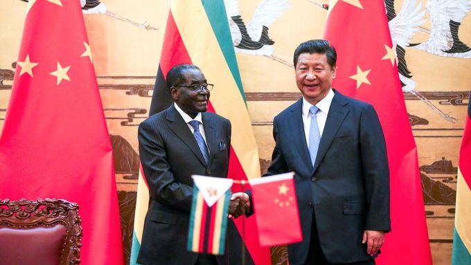 Robert Mugabe a Si Ťin-pching v Pekingu v roce 2014.