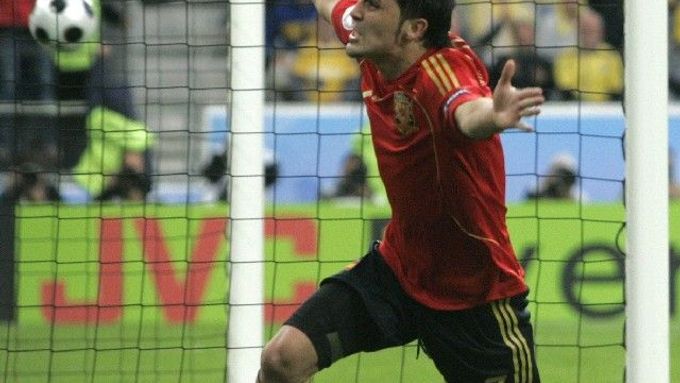 Španělský útočník David Villa slaví rozhodující gól do švédské sítě.