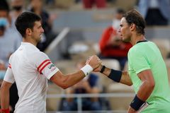 Král padl ve čtyřhodinové bitvě. Djokovič v semifinále French Open porazil Nadala