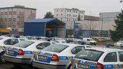 Policie ukrývá za zdí desítky nových policejních aut