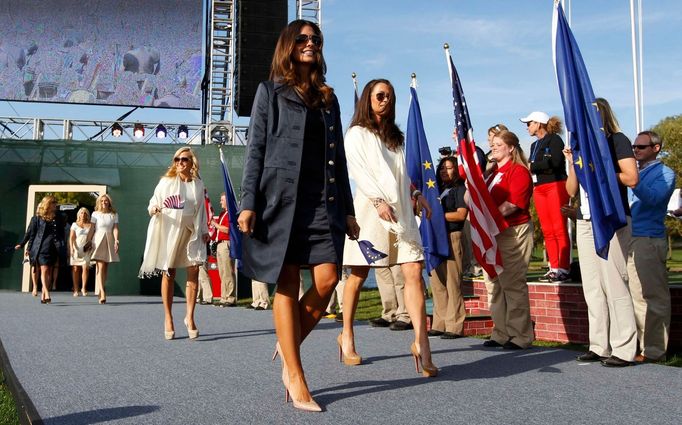 Kristin Stapeová, přítelkyně Graeme McDowella a vlevo Amy Mickelsonová, manželka Phila Mickelsona při zahájení golfového 39. Ryder Cupu v americkém Medinahu.