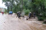 Rrozvodněný potok ve Vižňově na Broumovsku.