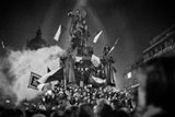 Při oslavách na Václavském náměstí v Praze se večer sešlo až 150 tisíc lidí. Oslavy zachycuje fotografie Miloně Novotného.