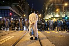 Demonstranti v Hongkongu posprejovali semafory. Po dalších protestech chystají stávku
