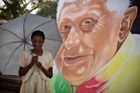 Papež míří poprvé do Afriky. V Kamerunu bagrují trhovce