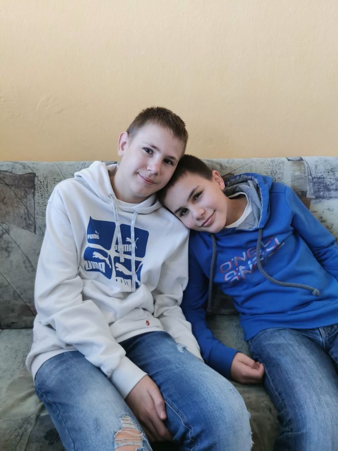 Bratři Kleinovi. Po otci zdědil vzácnou nemoc dnes čtrnáctiletý syn Leoš (vlevo) i jeho jedenáctlietý bratr Dominik (vpravo).