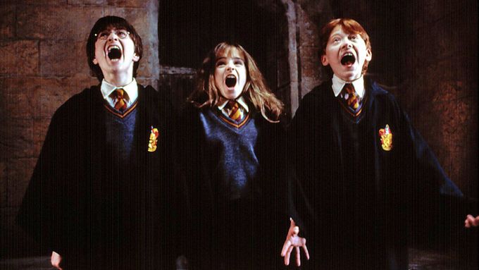 Na snímku z prvního filmového Harryho Pottera z roku 2001 jsou Daniel Radcliffe, Emma Watsonová a Rupert Grint. V novém seriálu je nahradí jiní herci.