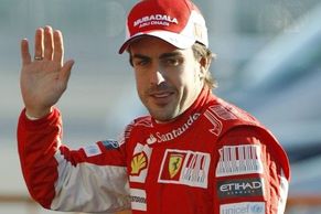 Alonso testuje Ferrari. A ve Valencii ho uvítalo 30 tisíc fanoušků