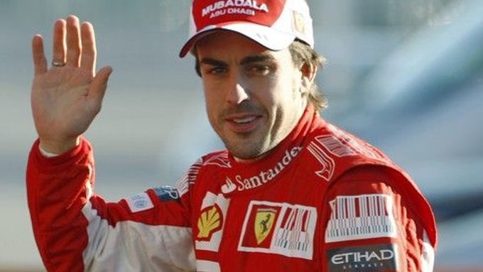 Alonso testuje Ferrari. A ve Valencii ho uvítalo 30 tisíc fanoušků