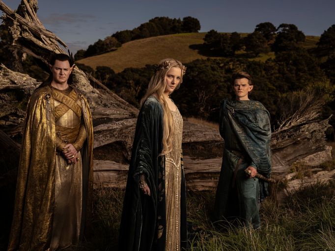 Benjamin Walker jako velekrál Gil-galad, Morfydd Clarková coby Galadriel, Robert Aramayo v roli Elronda.