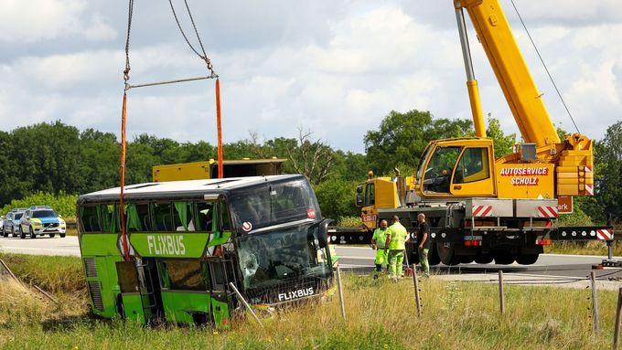 Jeřáb zvedá autobus společnosti FlixBus, který havaroval na cestě z Kodaně do Berlína.