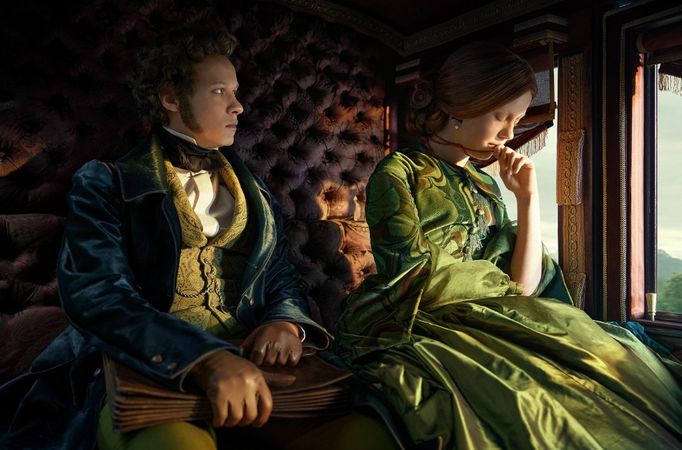 Felix Kammerer a Mia Gothová ve filmu Frankenstein.