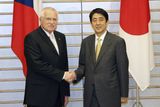 O česko-japonských vztazích zejména v obchodní sféře hovořil Klaus s premiérem Šinzóem Abem, pak spolu oba muži povečeřeli.