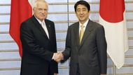 O česko-japonských vztazích zejména v obchodní sféře hovořil Klaus s premiérem Šinzóem Abem, pak spolu oba muži povečeřeli.