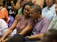 Michelle Obamová a Barack Obama na basketbalovém utkání.