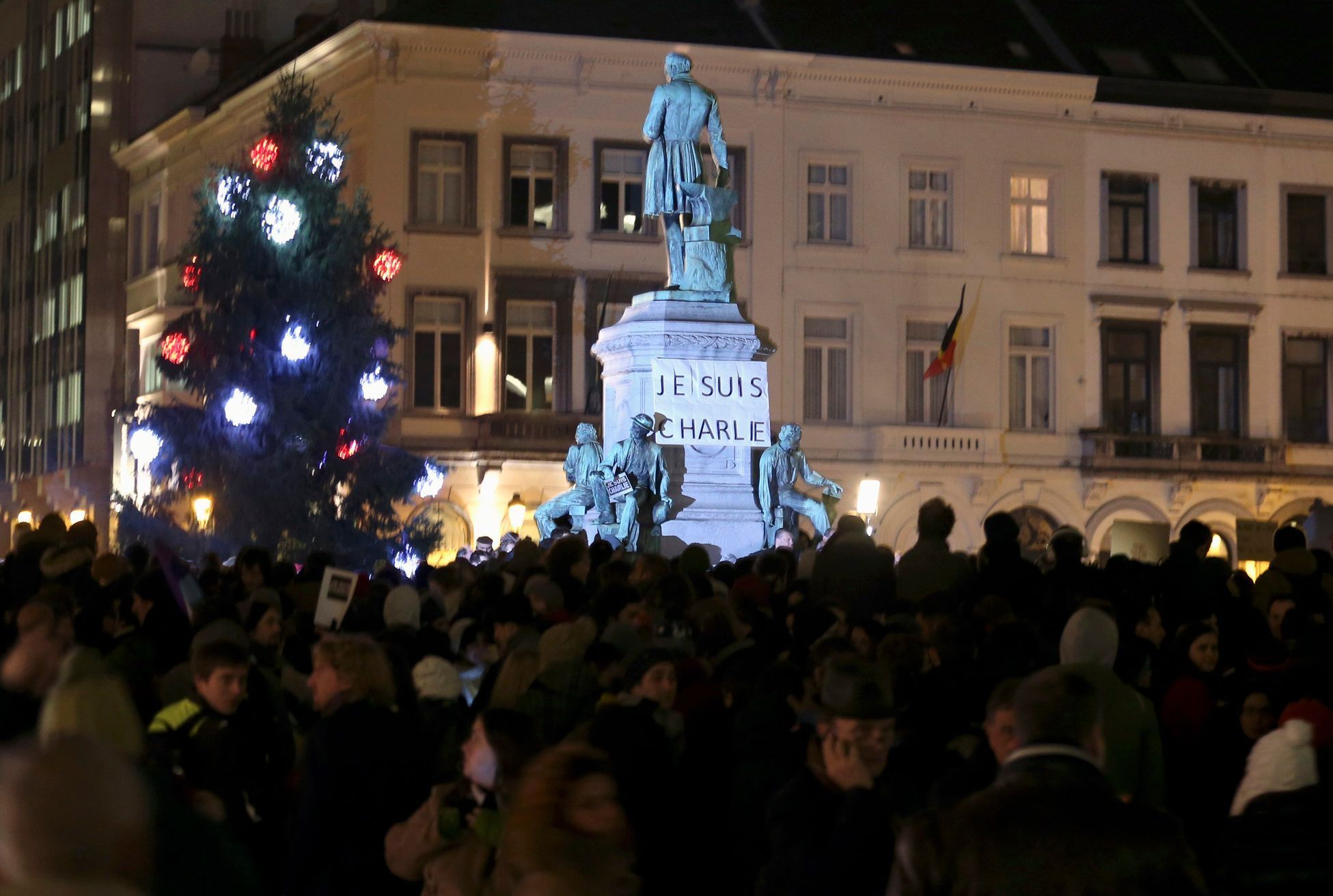 Pietní akce ve světě obětem pařížské tragédie