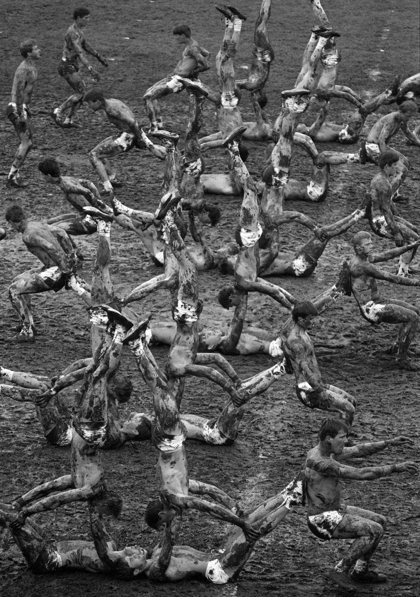 Jednorázové užití / Fotogalerie / Spartakiáda utopená v bahně. Lhotákovy fotografie cvičenců fascinují i po letech.