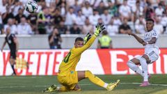 Adam Stejskal inkasuje od Kyliana Mbappého gól v přípravném střetnutí Innsbrucku s Realem Madrid