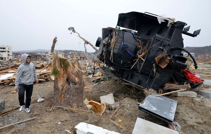 Vrak lokomotivy v japonské prefektuře Mijagi, oblasti nejvíce postižené ničivým zemětřesením a následnou vlnou tsunami.