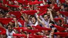 Revellers hold up their red scarves during the start of the San Fermin Festival in Pamplona July 6, 2012. The annual festival, best known for its daily running of the bulls, kicked off on Friday with the traditional "Chupinazo" rocket launch and will run until July 14. REUTERS/Susana Vera (SPAIN - Tags: ANNIVERSARY SOCIETY TPX IMAGES OF THE DAY TRAVEL) Published: Čec. 6, 2012, 1:57 odp.