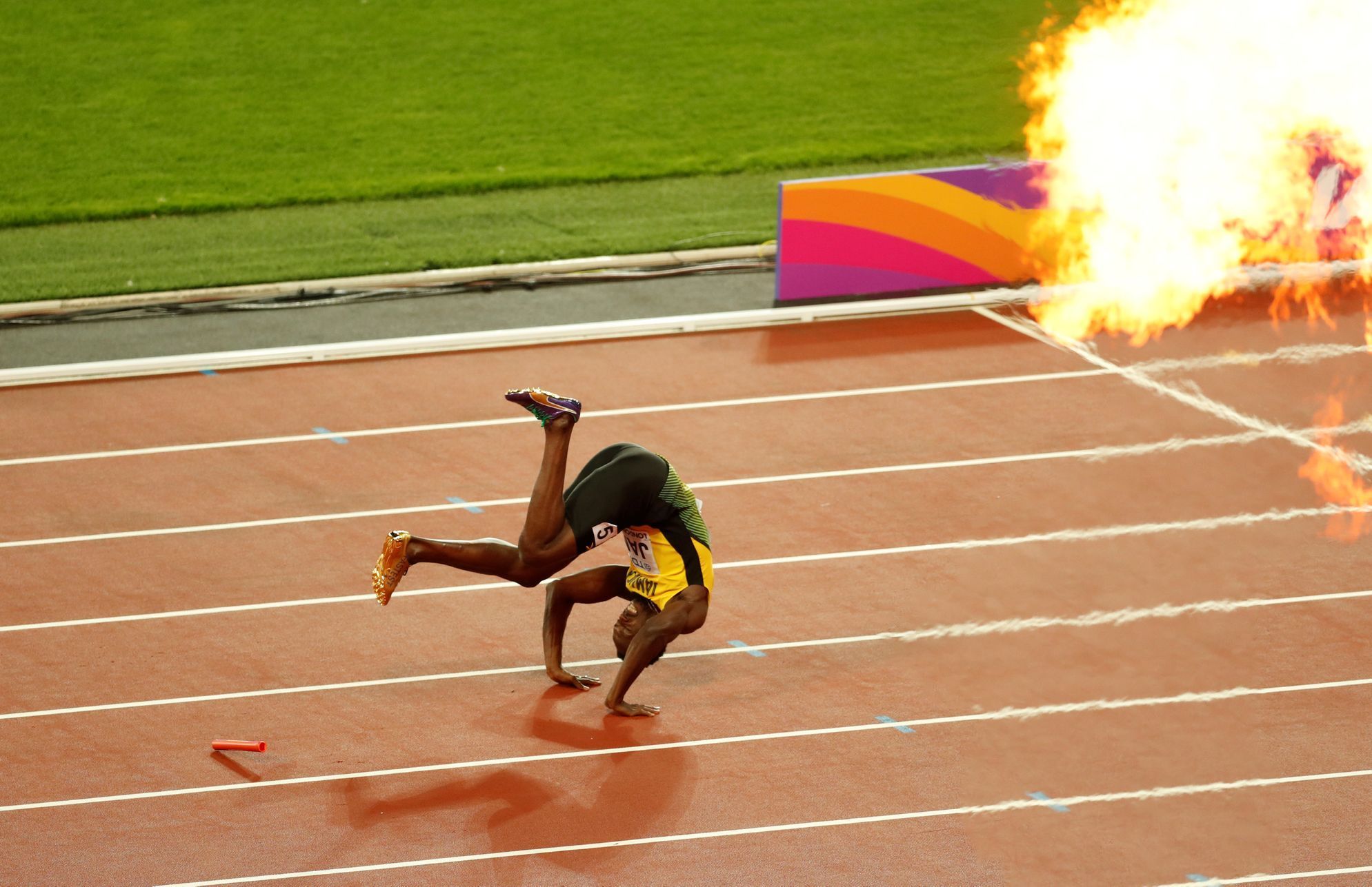 Pád Usaina Bolta při štafetě