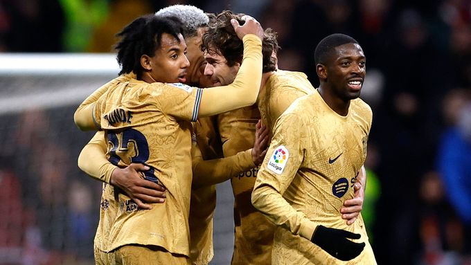 Fotbalisté Barcelony slaví vítězství v utkání s Atlétikem Madrid