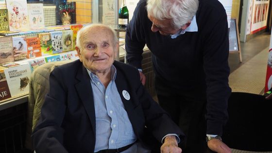 Jindra Hojer se svým někdejším kolegou z chemického výzkumného ústavu na křtu své knihy v Pardubicích.