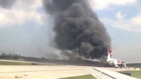 Pasažér natočil na floridském letišti požár Boeingu 767