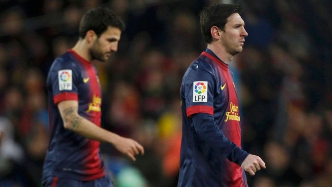 Co se to děje? Jako by si Fábregas a Messi pokládali právě tuhle otázku.