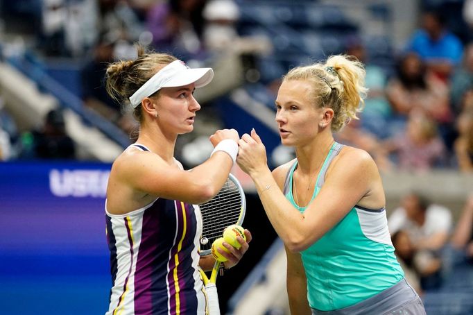 Barbora Krejčíková a Kateřina Siniaková při finále US Open 2022.