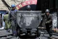V čínské šachtě může být uvězněno až 350 horníků