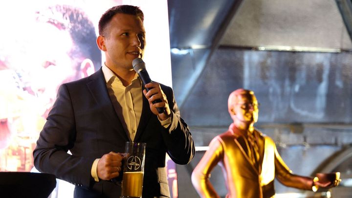 Můj plán je pivo na ex a zrušení levičáků. V Polsku před volbami sílí krajní pravice