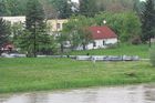 Hasiči Moravskoslezského kraje už v pátek odpoledne začali budovat protipovodňové hráze v osadě Žabník na levém břehu řeky Odry v Ostravě - Koblově