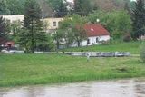 Hasiči Moravskoslezského kraje už v pátek odpoledne začali budovat protipovodňové hráze v osadě Žabník na levém břehu řeky Odry v Ostravě - Koblově